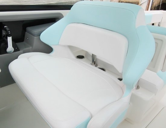 Robalo R317 helm seat