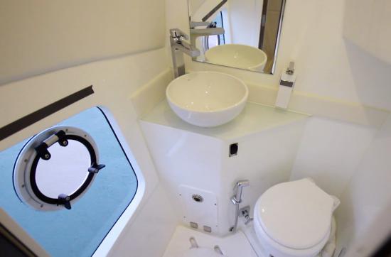 Schaefer Yachts 400 guest head