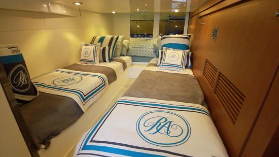 Schaefer Yachts 400 guest stateroom