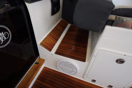 Schaefer Yachts 400 helm