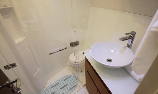 Schaefer Yachts 400 master head