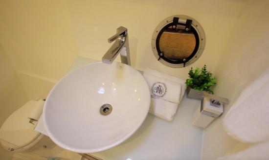 Schaefer Yachts 400 opening port