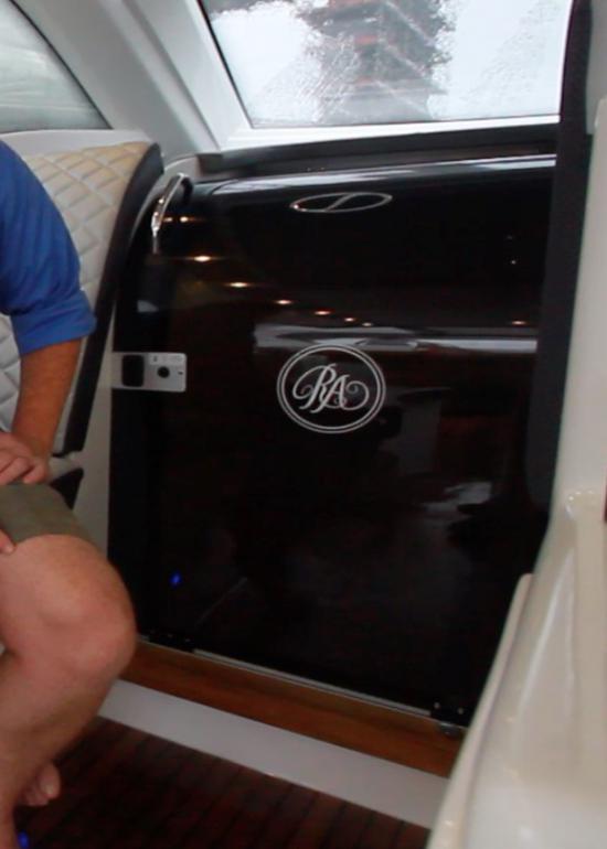 Schaefer Yachts 400 sliding door