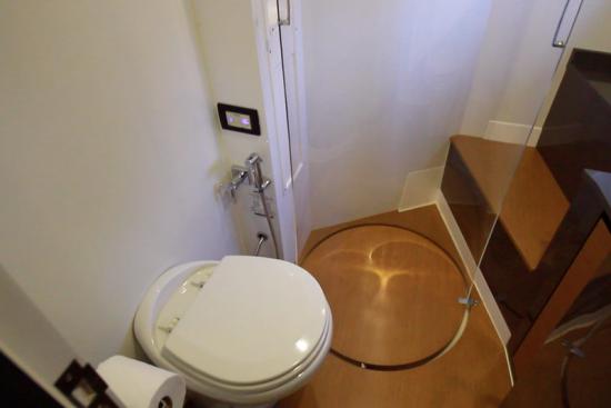 Schaefer Yachts 510 Sport head