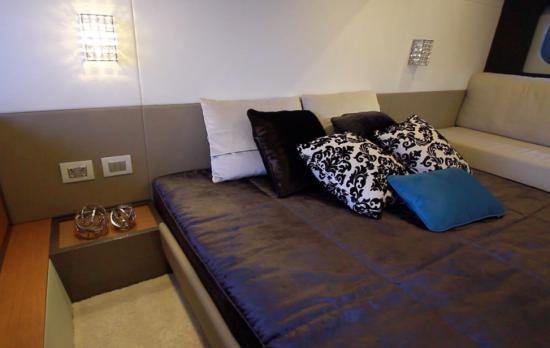 Schaefer Yachts 510 Sport berth