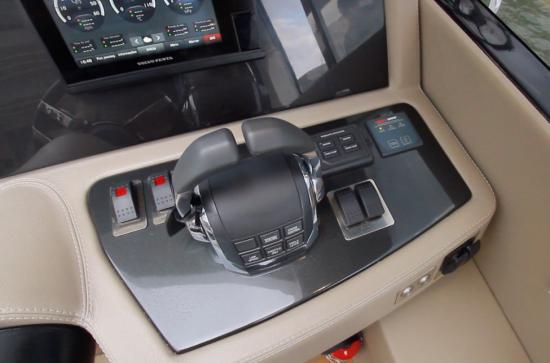 Schaefer Yachts 510 Sport binnacle