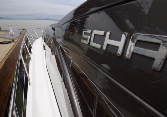 Schaefer Yachts 510 Sport bow rail