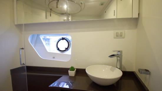 Schaefer Yachts 510 Sport guest head