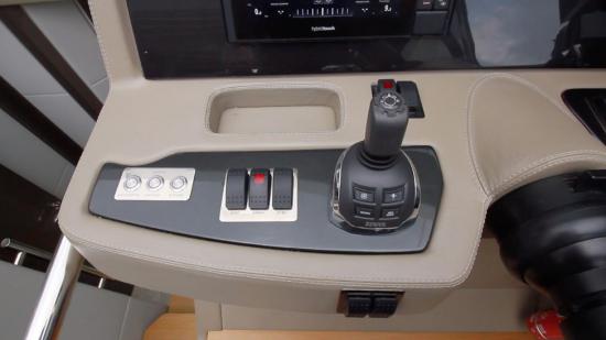 Schaefer Yachts 510 Sport joy stick