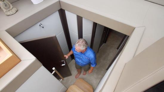 Schaefer Yachts 510 Sport master door