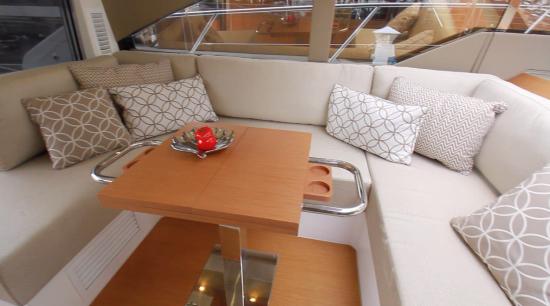Schaefer Yachts 510 Sport settee