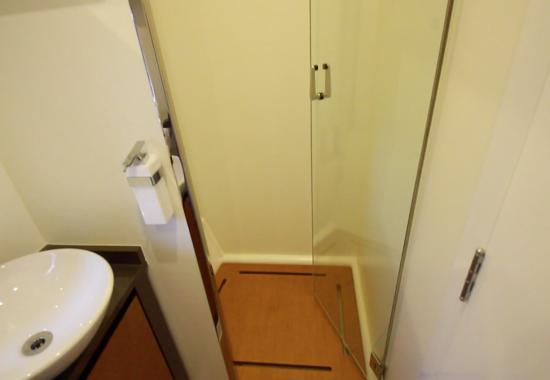 Schaefer Yachts 510 Sport shower
