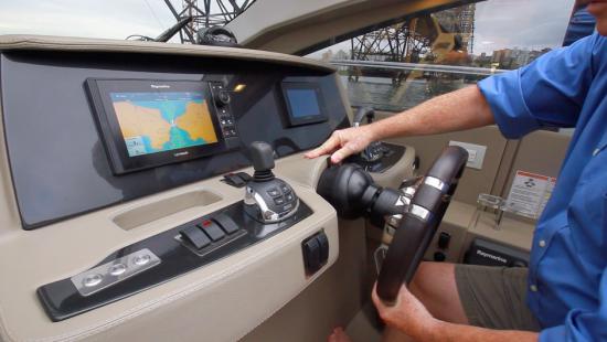 Schaefer Yachts 510 Sport wheel