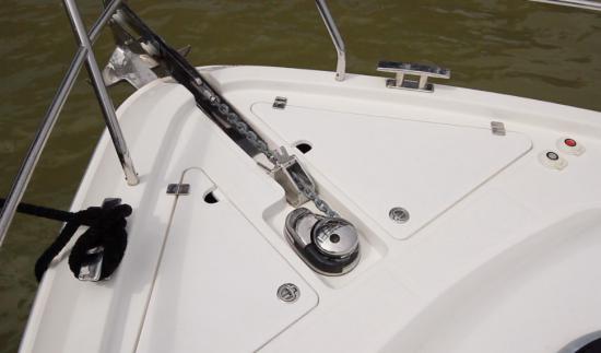 Schaefer Yachts 510 Sport windlass