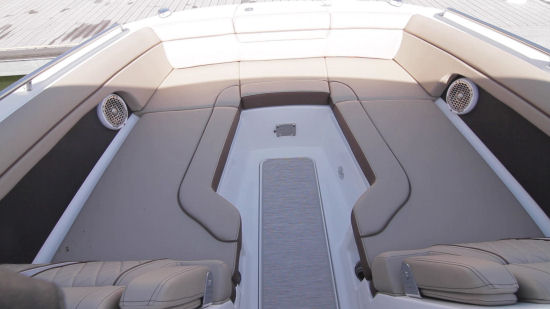 Sea Ray 270 Sundeck bow area
