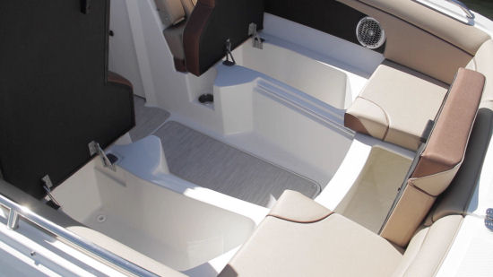 Sea Ray 270 Sundeck bow storage