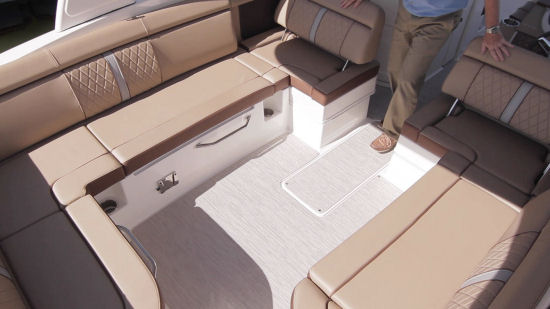 Sea Ray 270 Sundeck cockpit