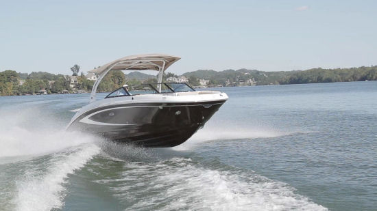 Sea Ray 270 Sundeck running shot