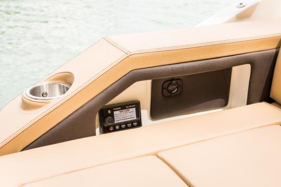 Sea Ray SLX 310 Outboard arm rest