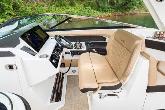Sea Ray SLX 310 Outboard helm seat