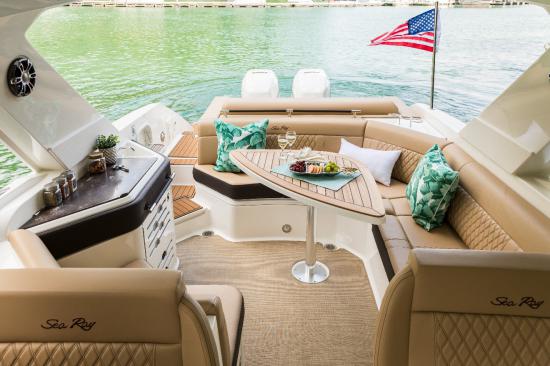 Sea Ray SLX 310 Outboard seating