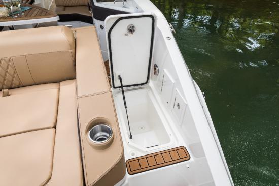 Sea Ray SLX 310 Outboard storage