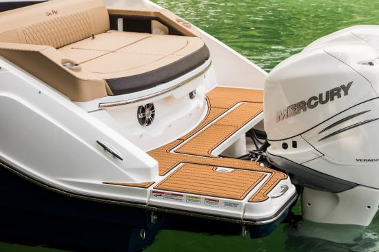 Sea Ray SLX 310 Outboard swim platform