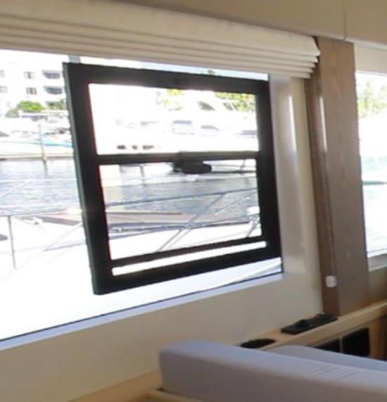 Sirena 58 salon windows