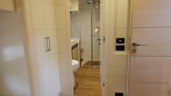 Sirena 64 en suite head
