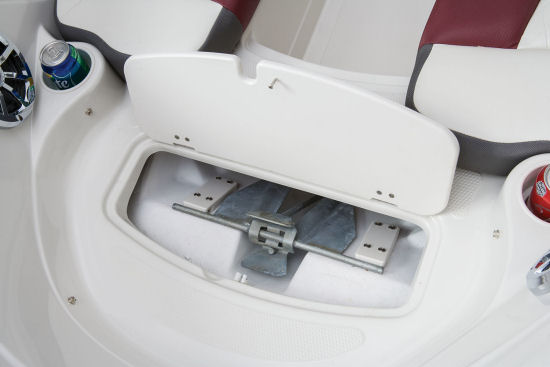 Tahoe 550 TS Outboard anchor locker