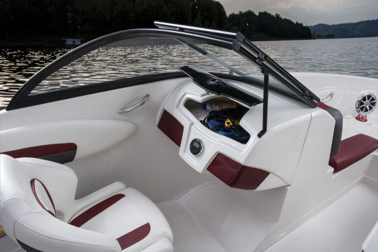 Tahoe 550 TS Outboard glove box