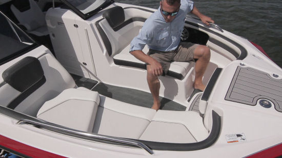 Yamaha 242 Limited S E-Series bow seating