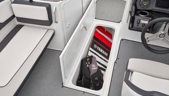 Yamaha AR195 ski storage