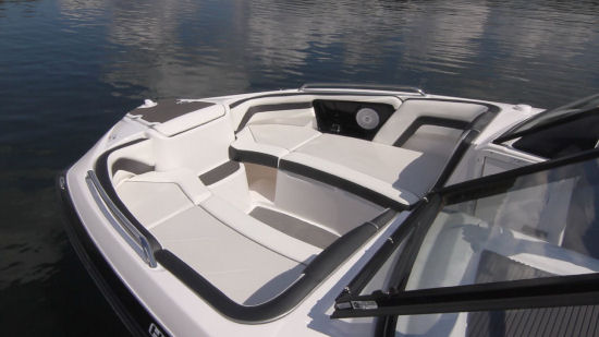 Yamaha AR240 HO bow seating
