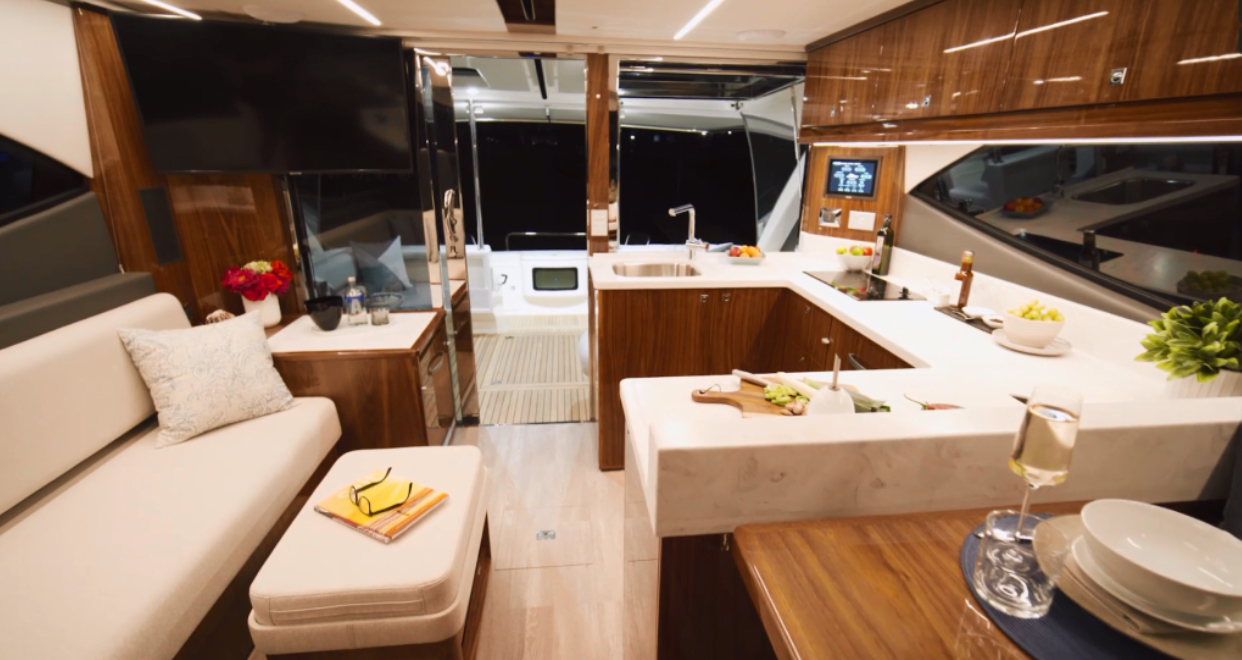 Riviera 505 SUV looking aft