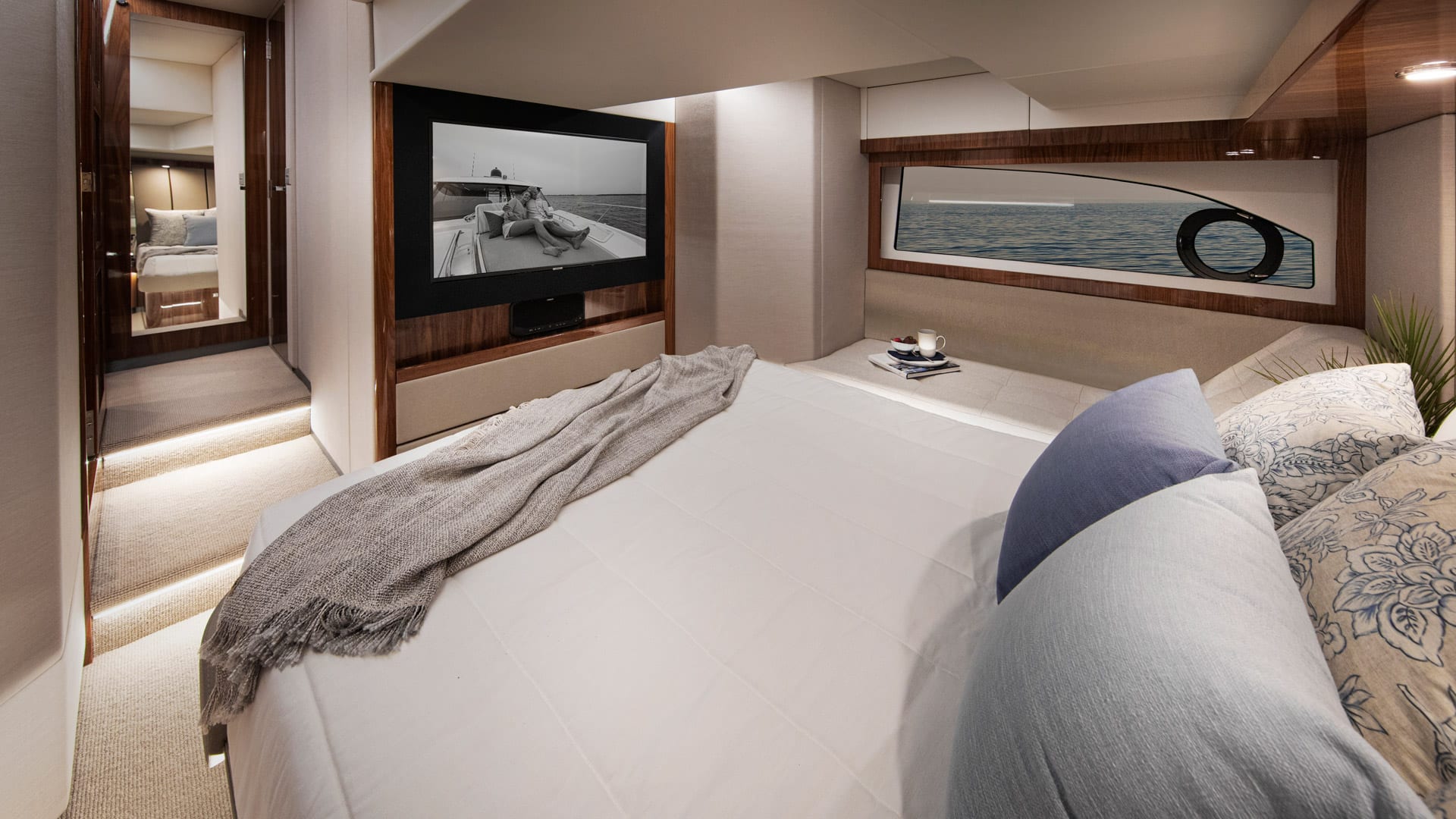 Riviera 505 SUV master stateroom