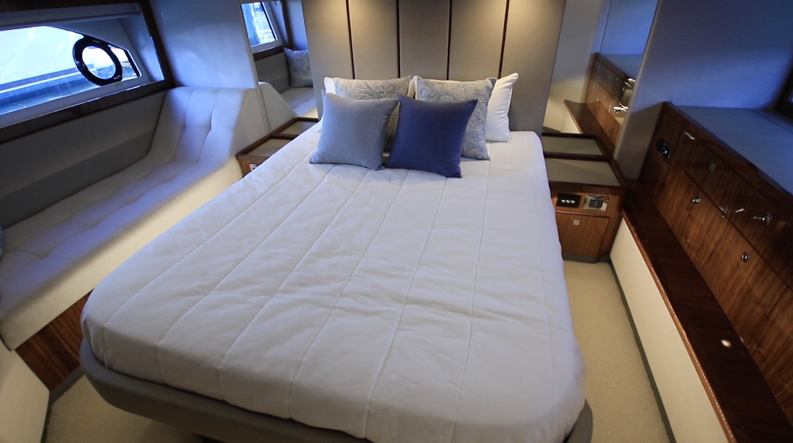 Riviera 505 SUV Master bedroom
