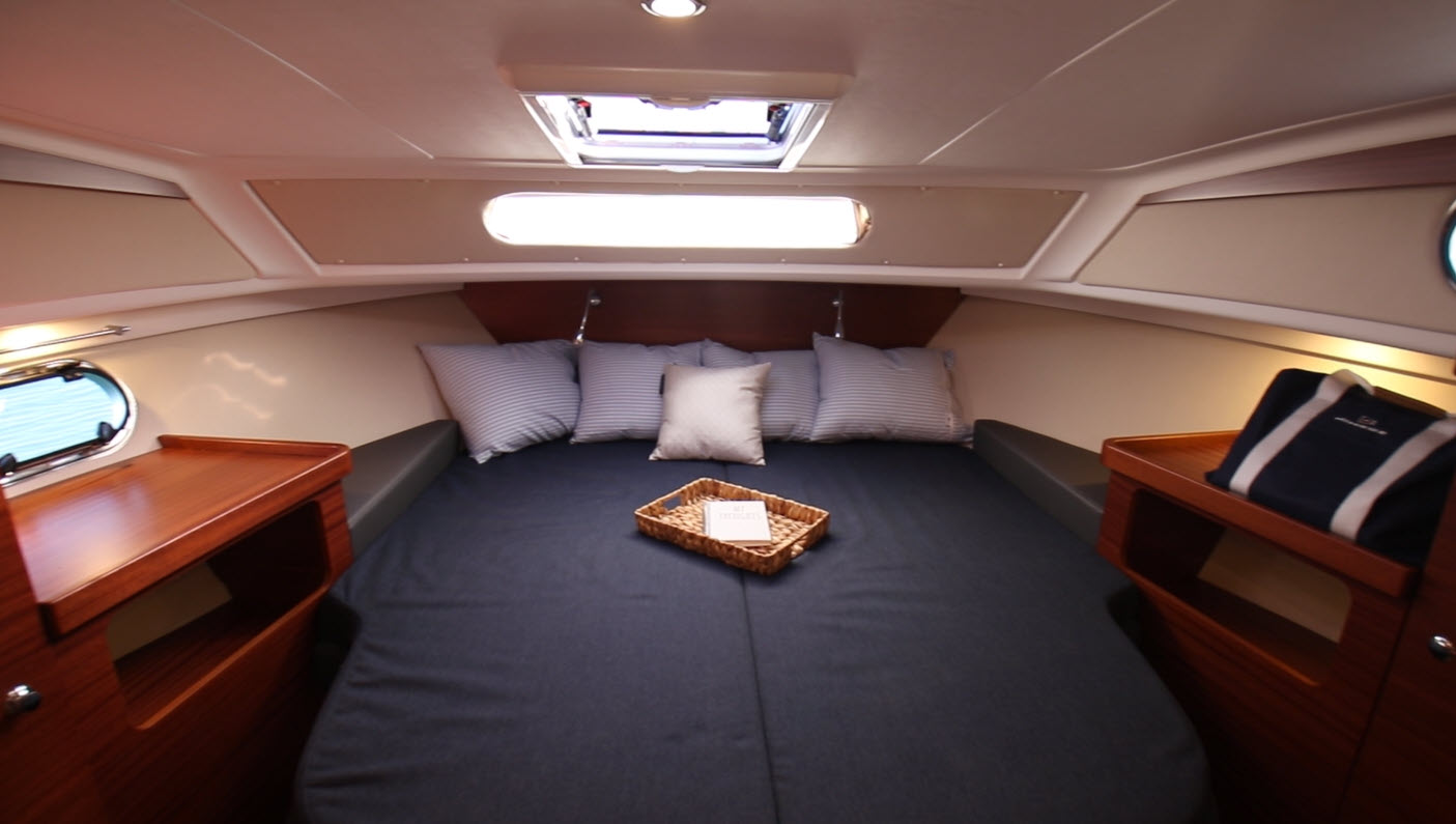 Nimbus 365 Coupe master stateroom