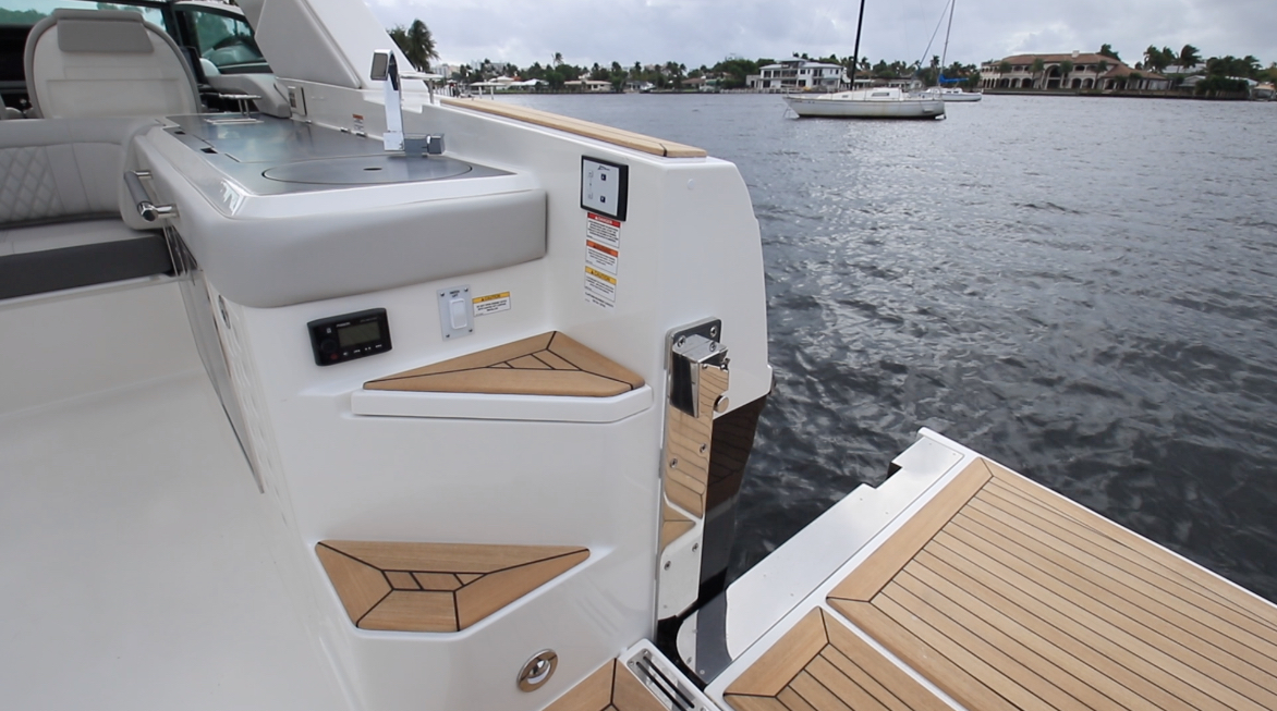 Sea Ray SLX 400 OB Cockpit